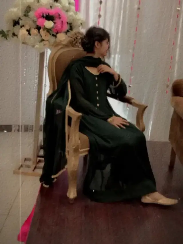 دل میں ہر وقت ایک درد چھپا رہتا ہے مسکراہٹ بھی دل کو دھوکا دیتی ہے ہم یہ غم کسی کو دکھا نہیں سکتے اور یہ آنسو بھی لوگوں سے چھپائے جاتے ہیں ترجمہ: دل میں ہر وقت ایک درد چھپا رہتا ہے، یہ مسکراہٹ بھی دل کو دھوکا دیتی ہے۔ ہم یہ غم کسی کو دکھا نہیں سکتے، اور یہ آنسو بھی لوگوں سے چھپائے جاتے ہیں۔ 🥲❤️‍🩹#foryoupage #fvp #bawagkashmiri✌✌✌✌✌✌✌✌✌✌✌✌✌✌✌✌✌ #creatorsearchinsights 