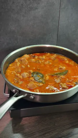 Ніжний гуляш зі свинини: Свинина - 1кг Цибуля - 1шт. Морква - 1шт. Томатна паста - 2ст.л. Вода - 1см поверх мʼяса Зі спецій лише сіль, мелений перець, лавровий лист. Кріп, петрушка, 2 зубчики часнику. Борошно - 2ст.л