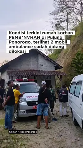 Kondisi terkini rumah korban pemb*nvhan di Pulung Ponorogo. Terlihat 2 mobil ambulance sudah datang dilokasi. pelaku atau anak korban mengalami odgj dan saat ini sudah dibawa polisi. untuk kronologi menunggu pihak berwajib. #ponorogo24jam #beritaponorogo #ponorogoupdate #ponorogo 