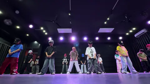 Dạy bài mới cho lớp Kids của H, Dc : me #hiphop #virusdancestudio 
