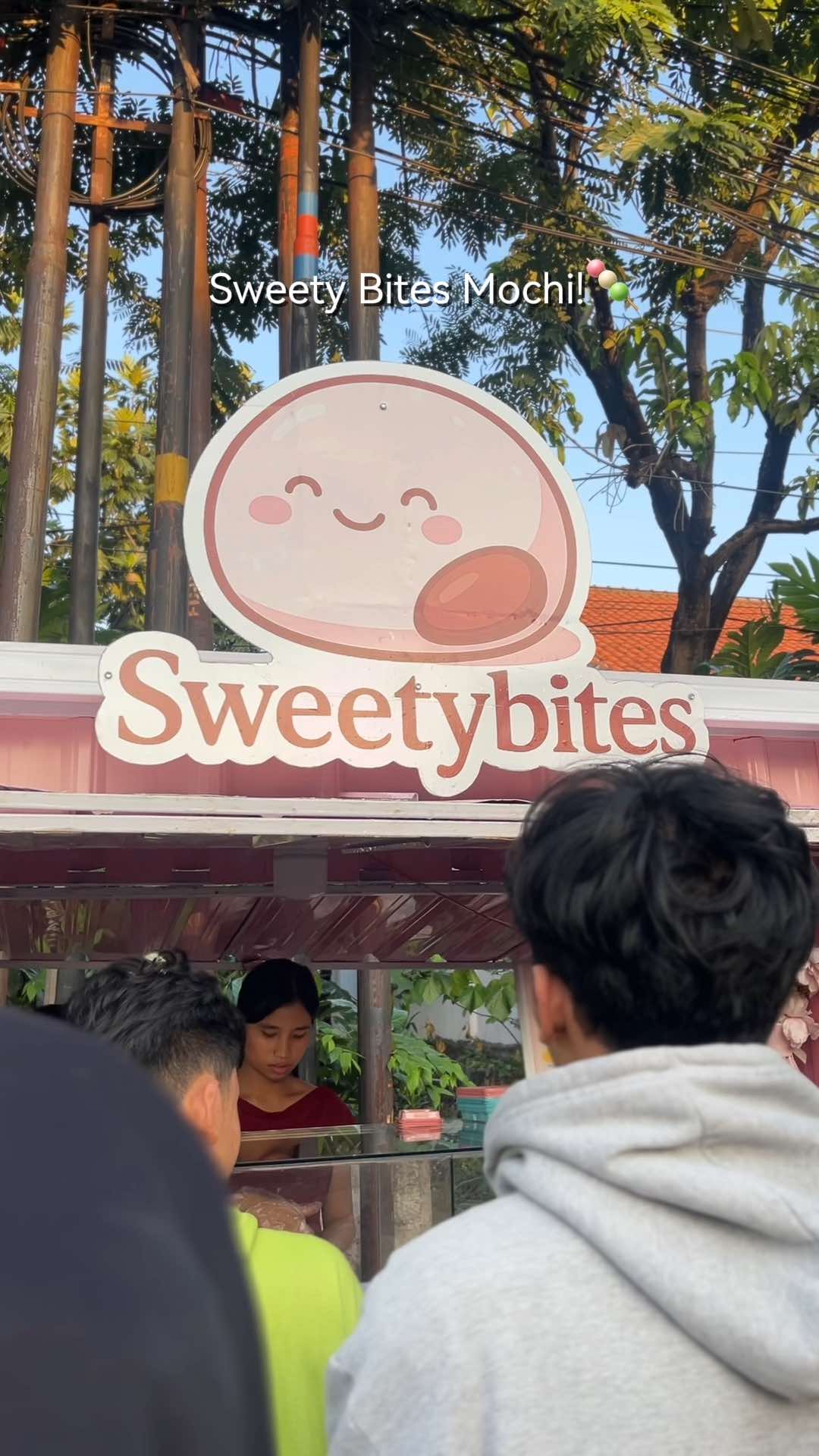 Semarang punya street food mochi yang lagi rame banget: Sweety Bites! 🍡✨ Mochinya gembul, variannya banyak, dan rasanya bener-bener bikin happy 🤤 Cobain Choco Lumer — seriusan coklatnya melt banget di mulut 🔥 #TeamStrawberry juga nggak kalah enak, apalagi yang Choco Strawberry,Matcha & Redbean 🍓 📍Lokasinya: – Jl. Suratmo (tikungan), buka setiap hari jam 16.30–malam – CFD Simpang Lima (samping Telkom), tiap Minggu jam 06.00–10.00 #mochisemarang #sweetybites #sweetybitesmochi #semarangstreetfood 