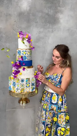 Bringing a little slice of Sicily to cake decorating 🇮🇹✨  These vibrant tile patterns? They’re not hand-painted… they’re edible prints! 🎂💙 That’s the magic of edible printing—you can turn photos, logos, or stunning designs into edible art using food-safe ink and edible paper. It’s one of the fastest ways to take your cakes from simple to show-stopping. And if this inspired you, I’ve got a FREE course: Edible Printing Basics where you’ll learn exactly how to do this, step by step. You’ll even get 5 free design patterns to try right away! Want the link? Check comment section.  #ekats #ekatsacademy #cakedesign #edibleimages 