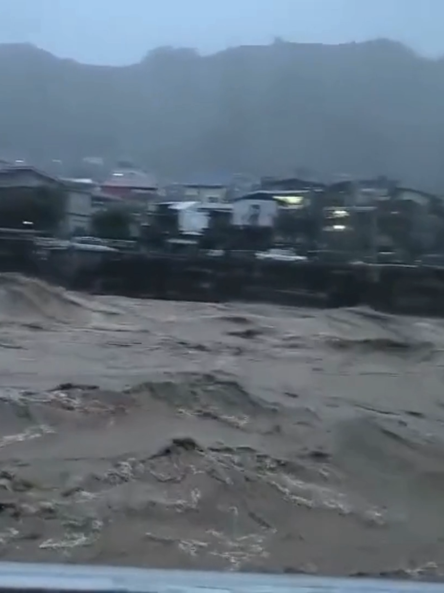 RED ALERT LEVEL SA CHICO RIVER Nakuhanan ni YouScooper Dixie Jane Lingbanan ang ragasa ng tubig sa Chico River, Bontoc, Mountain Province kaninang 6:02 PM dahil sa epekto ng Super Typhoon #NandoPh, Sept. 22, 2025.  As of 3:00 PM, nananatili pa ring nasa red alert level ang Chico River.  Dagdag ni YouScooper Dixie, malakas pa rin ang kanilang nararanasang pag-ulan hanggang sa kasalukuyan. Samantala, sa Facebook post ng Bontoc MDRRMO, dahil sa red alert level ng ilog, magpapatupad na ng forced evacuation sa mga residente na nasa flood-prone areas at malapit sa nasabing ilog. #YouScoop COURTESY: YouScooper Dixie Jane Lingbanan/ Bontoc Local Government Unit #GMANews