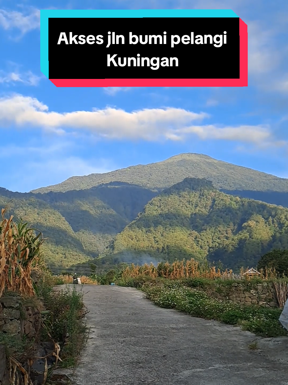 Yakin ga pengen main ke Kuningan?? Baru jalannya aja,viewnya udah seindah ini.. Ada yang pernah lewat sini?? Atau kapan kalian terakhir main ke bumi pelangi Kuningan gaes? #bumipelangikuningan #gunungciremai #kuningan #wisatakuningan #kuninganrepost 