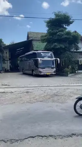 Pulang kota ngapak , On redy bigbus & medium Romansatrans #ChocholatteGank #sewabusbesar #bigbus #viral #trending #vypシ #Romansatrans #babyrayanza #jetbus5 #sewabusbanjarnegara #sewabuspariwisatabanjarnegara #vertikalkaroseri ##busmedium 
