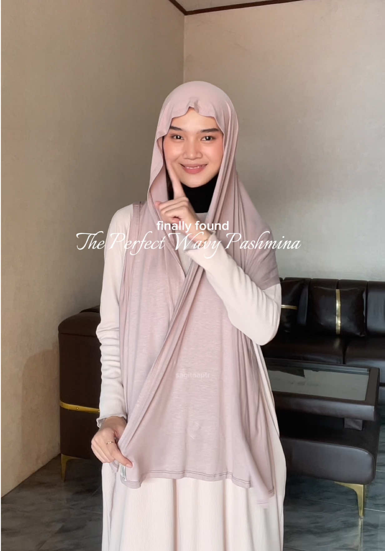 kalian udah punya warna apa ajaa pashmina airflow nya @Almourahijab ??👀💓 #pashminaairflow #almourahijab 