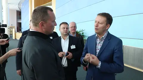 🇪🇺🇲🇩  Mureșan: Regiunea transnistreană nu oprește parcursul R. Moldova spre UE Deputatul european Siegfried Mureșan (grupul PPE/PNL), președintele Delegației Parlamentului European pentru relațiile cu Republica Moldova, a declarat că problema transnistreană nu împiedică procesul de integrare europeană al țării. În multe discuții pe care le avem la Bruxelles despre integrarea europeană a Republicii Moldova nu se discută deloc despre regiunea transnistreană. Pentru noi este important să progresăm cu procesul de aderare, să se facă legile, să vină fondurile europene, iar de regiunea transnistreană ne ocupăm mai încolo. Nu ne împotmolim în situația de acolo și nu e un impediment acum care să ne țină pe loc. ℹ️  Siegfried Mureșan este și co-raportor al Parlamentului European pentru legislația privind Planul European de Creștere pentru Republica Moldova, inițiativă care urmărește sprijinirea economică și accelerarea reformelor necesare aderării. ㅤㅤ ㅤㅤ ㅤ #moldova #siegfriedmuresan #europa #uniuneaeuropeana #trasnistria