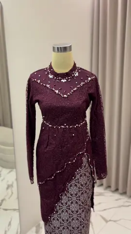 Kebaya klasik berpadu nuansa modern bikin look makin berkelas 💃 Kalau kamu, lebih pilih dipakai buat resepsi atau wisuda? #sewakebayajogja #sewajasjogja #sewakebaya #sewajas #kebayajogja