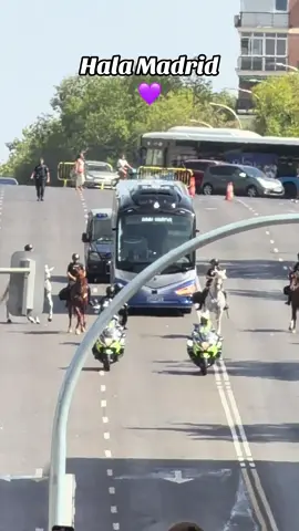 Autobús del Real Madrid llegando al estadio ✨💜 #deportesentiktok #tiktokfootballacademy #halamadrid 