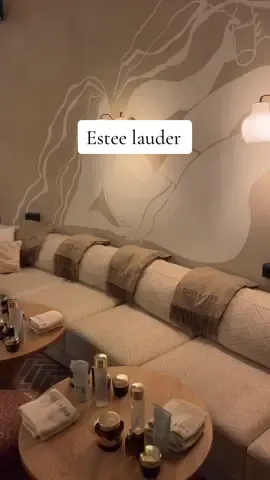 Hvis jeg ikke har det bedste job, så ved jeg ikke hvem der har 🤩💙 #esteelauder 