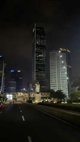 Suasana di Jakarta kalo malem hari emang seru dan bagus banget siii 🌃✨ #placetogojkt #citylights #jakarta #jktfyp #sudirman 