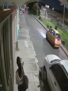 #bogota 😱 ¡Taxista engaño a joven adolescente y se le llevó el teléfono celular! Hecho quedó registrado en una cámara de seguridad de una de las calles del barrio Laureles de la localidad de Bosa, al parecer el vehículo estaría identificado con las placas SYN827. ⬇️⬇️