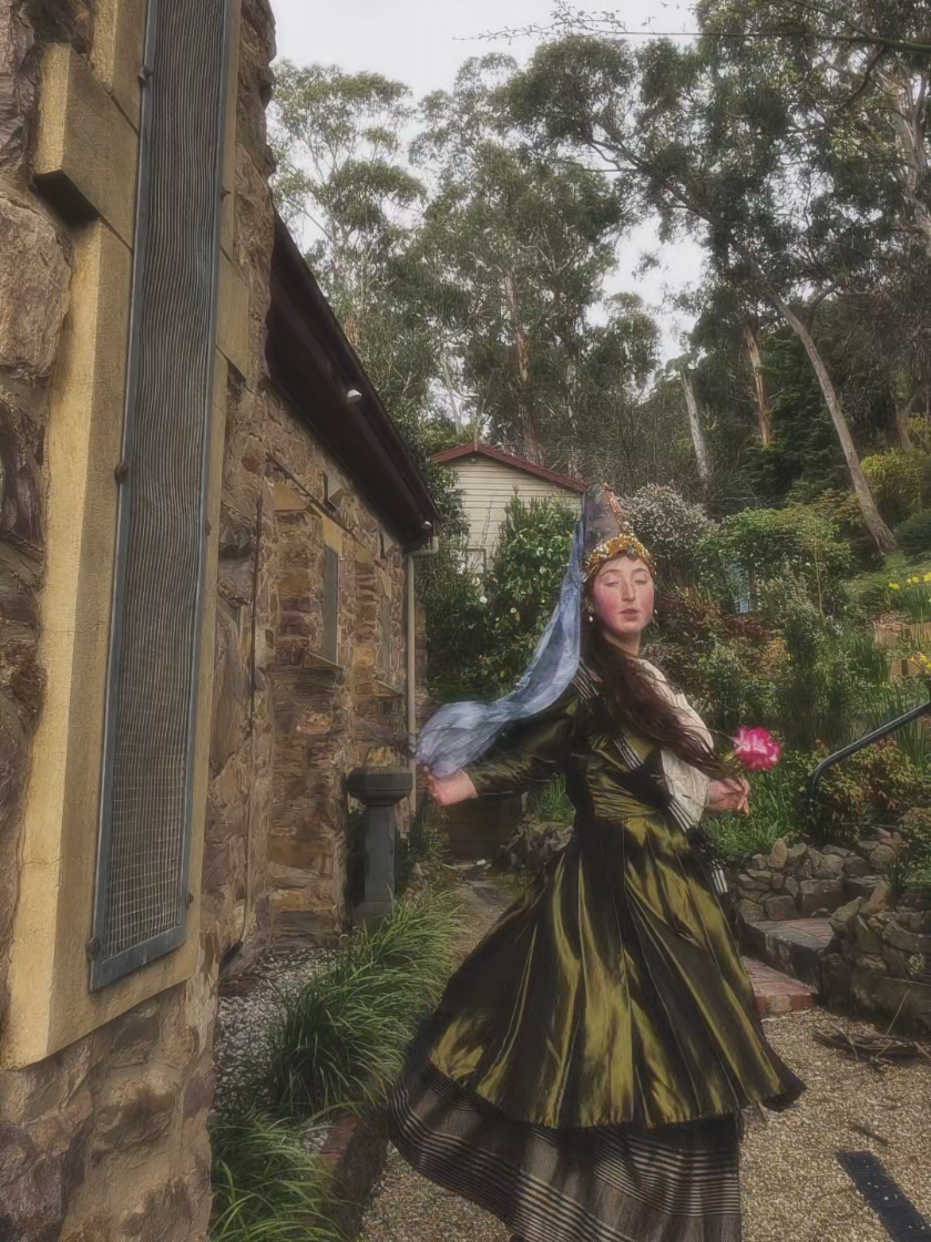 🏰🌺📯                                         #hurremsultana #renaissance #medieval #naturalbeauty #princesscore 