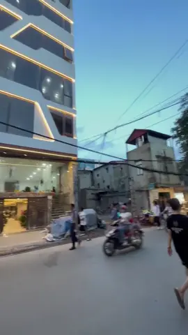 💥💥💥 Cc bán toà CHDV mặt phố 28 An Hoà- Mộ Lao,Hà Đông,Hà Nội  - Diện tích 138m2  mặt tiền 7m Thoáng trước sau,đường oto tránh 12m,kinh doanh sầm uất  -Bán kính 1km có trường Đinh kiến trúc,bưu chính viễn thông,an ninh,y học cổ truyền... - Thiết kế nội thất hiện đại gồm điều hòa,nóng lạnh, tủ lạnh,máy giặt sấy từng phòng.... - 37pkk đơn +5 phòng đôi full đồ + 1sàn thương mại đã cho thầu 180 tr/tháng,tự vận hành 240 tr/tháng  ⭐️ giá bán 52 tỷ   Liên hệ cc : H.Tuấn 0979544929
