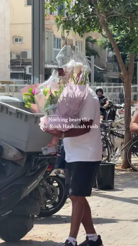 Free activity in Tel Aviv: walk the streets before everything closes for Rosh Hashanah — unmatched holiday energy ⚡️ Shana Tova 🍎🐝 #telaviv #RoshHashanah #shanatova