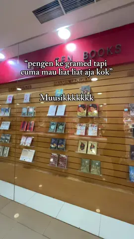 Ke gramed untuk liat liat hanyalah akal akalan barat 😌 #BookTok #gramedia #bookstore #BookRecommendations #books 