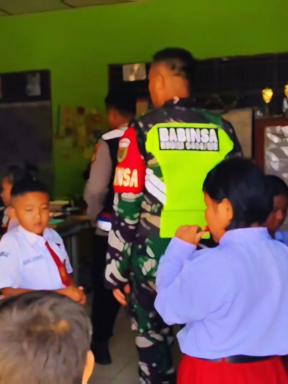 SINERGITAS TNI-POLRI BHABINKAMTIBMAS DAN BABINSA MONITORING KEGIATAN MBG ( MAKAN BERGIZI GRATIS)  #polrespali  #polsektanahabangpali  #polisiindonesia  #poldasumsel  #poldasumateraselatan  @polres.pali_ @humaspolrespali2025