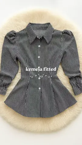 ✨ Kemeja striped hitam putih dengan detail puff di bahu dan potongan slim-fit yang elegan. Cocok untuk look formal maupun casual chic! ✨ #StripedBlouse #FashionElegan #OOTDKece #StyleMinimalis #ChicLook     