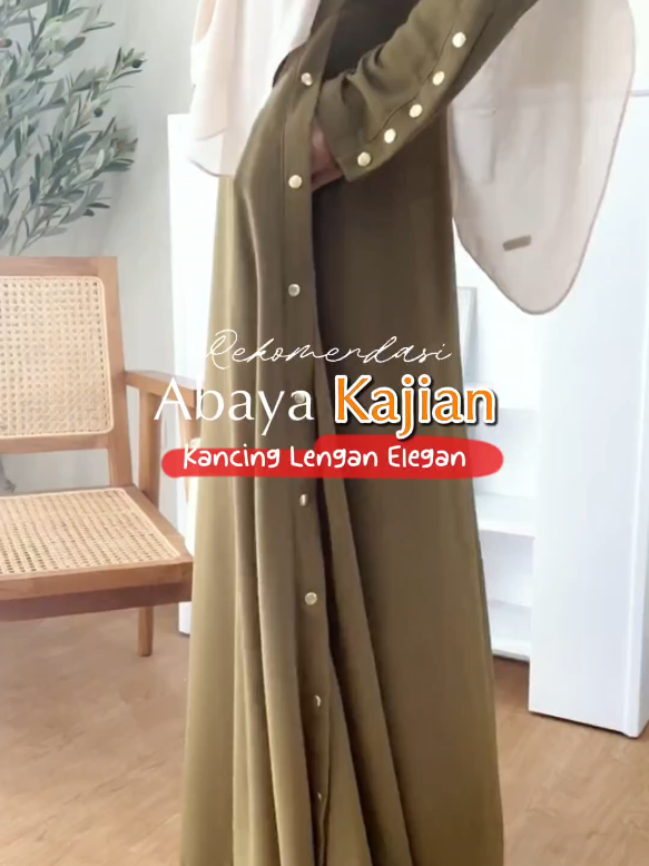 Rekomendasi abaya buat ke kajian yang elegan dengan detail kancing lengan (gold button). Kombinasi kancing samping yang aktif. busui friendly, banyak pilihan warna juga. Apalagi bahan abaya ini adem juga, cocok juga jika dipakai umroh. Coba cek di keranjang kuning, apa harganya masih promo? #abayakajian #outfitkekajian #abayabuatkekajian #abayaumroh #abayakancinlengan 