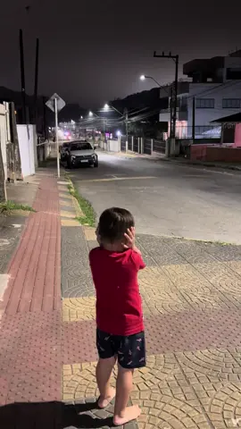 Não existem dúvidas do quanto ele ama esperar o papai passar na frente de casa com nossas viaturas. #firefighter #paiefilho #saochico #setembroamarelo 