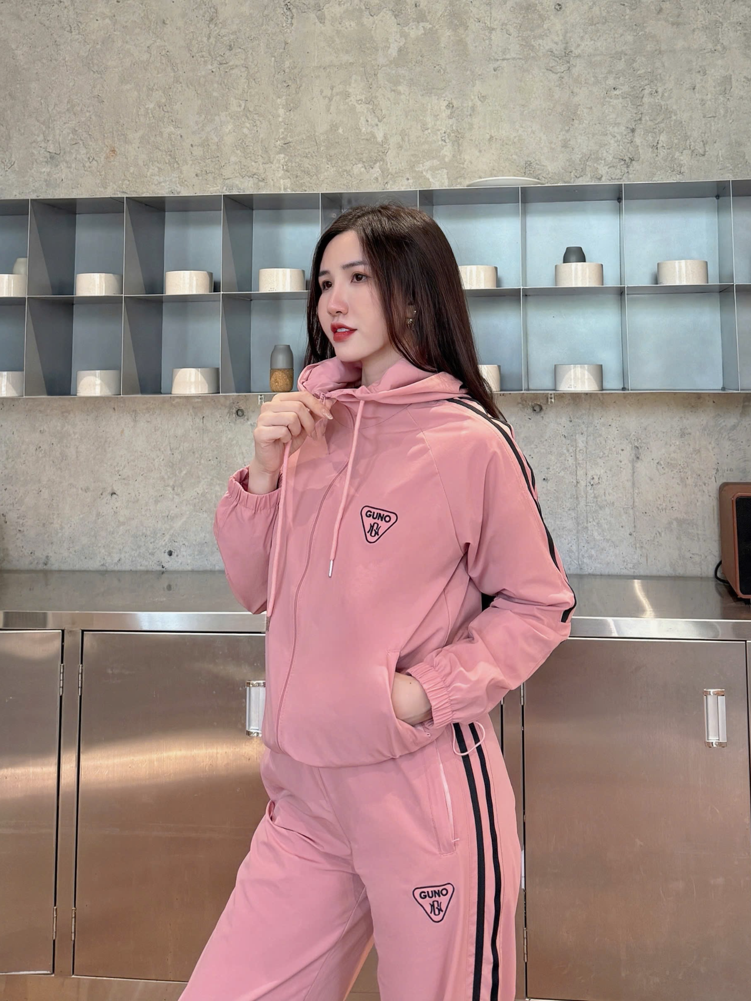 Set gió hồng thể thao năng động nhưng không kém phần nữ tính cực đáng trải nghiệm trong mùa thu đông này ạ #guno