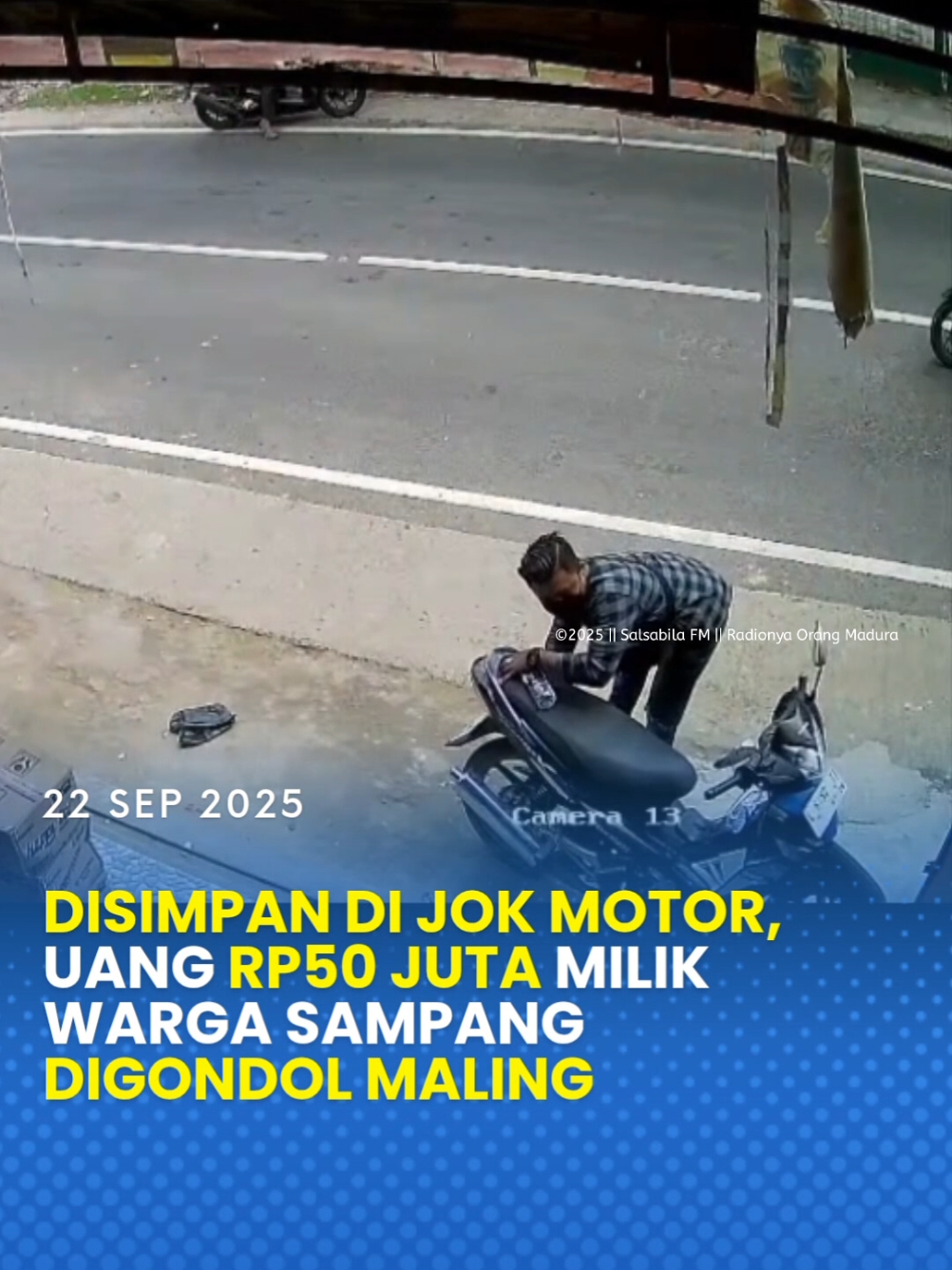 salsabilafm.com – Aksi pencurian meresahkan warga Kecamatan Kedungdung, Sampang. Pelaku berhasil menggondol uang tunai sebesar Rp50 juta yang tersimpan di dalam jok sepeda motor. Diketahui, korban berinisial S (56), warga Desa Batuporo Barat, Kecamatan Kedungdung, Kabupaten Sampang. Syaiful, salah satu warga sekitar, menerangkan, peristiwa itu terjadi di depan sebuah toko di Desa Komis, Kecamatan Kedungdung, pada Kamis (18/9/2025) sekitar pukul 12.30 WIB. “Ya, habis membeli sapi, kemudian kembali ke bank untuk mengambil uang tambahan guna kebutuhan acara maulid,” katanya kepada salsabilafm.com, Senin (22/9/2025). Setibanya di toko, pelaku terlihat mondar-mandir sambil memantau situasi sebelum melancarkan aksinya.  “Saat korban lengah karena melihat-lihat barang, pelaku langsung membuka paksa jok motor,” jelasnya. Kapolsek Kedungdung, Iptu Syafriwanto, membenarkan adanya peristiwa tersebut. Meski belum ada laporan resmi dari korban, pihaknya sudah turun ke lokasi untuk melakukan monitoring. “Iya mas, kami sudah melakukan monitoring ke lokasi kejadian meskipun sampai saat ini belum ada laporan resmi dari korban,” ungkapnya. Syafriwanto mengimbau kepada korban segera membuat laporan resmi agar kasus bisa ditindaklanjuti. “Masyarakat juga perlu berhati-hati saat beraktivitas dengan membawa banyak uang atau barang berharga,” pesannya. (Syad)#madura #sampang #maling #maulid #kriminal 
