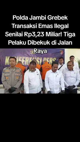 Hukum Polda Jambi Grebek Transaksi Emas Ilegal Senilai Rp3,23 Miliar! Tiga Pelaku Dibekuk di Jalan Raya media polisiSeptember 22, 2025 JAMBI.MPN – Aksi para mafia emas ilegal akhirnya tumbang di tangan aparat kepolisian. Direktorat Reserse Kriminal Khusus (Ditreskrimsus) Polda Jambi berhasil membongkar praktik perdagangan emas hasil pertambangan tanpa izin (Peti) yang nilainya mencapai miliaran rupiah. Kapolda Jambi melalui Dir Reskrimsus Kombes Pol. Taufik Nurmandia dengan tegas menyampaikan, pengungkapan ini merupakan bukti nyata komitmen Polri dalam menghantam para pelaku kejahatan tambang yang selama ini merusak lingkungan dan merugikan negara. “Dari tangan para pelaku, kami amankan emas seberat 1,7 kilogram atau senilai Rp3,23 miliar. Semuanya murni hasil tambang ilegal di Merangin,” tegas Kombes Pol. Taufik dalam konferensi pers, Senin (22/9/2025). Dibekuk di Jalan Raya! Pengungkapan ini berawal dari informasi intelijen Subdit IV Ditreskrimsus soal adanya transaksi emas haram di Kabupaten Merangin. Pada Jumat, 19 September 2025, tim langsung bergerak cepat dan melakukan penyergapan di Jalan Raya Bangko – Kerinci, Desa Birun, Kecamatan Pangkalan Jambu. Sebuah Toyota Avanza silver yang dicurigai mengangkut emas dihentikan. Benar saja, polisi menemukan tiga orang pelaku masing-masing berinisial MWD (51), RBS (34), dan RN (37) bersama 16 keping emas murni yang siap diselundupkan ke luar daerah. “MWD berperan sebagai pemilik emas ilegal, RBS sopir pengangkut, dan RN ikut serta karena tinggal bersama MWD. Rencananya emas ini akan dibawa ke Sumatera Barat untuk dijual,” beber Taufik. Barang Bukti Selain emas, polisi juga mengamankan barang bukti lain berupa satu unit mobil Avanza, STNK, serta beberapa unit handphone yang digunakan untuk melancarkan transaksi. Dari hasil pemeriksaan, emas tersebut dibeli MWD dari para penambang liar di Desa Perentak dan Simpang Parit, Kabupaten Merangin. Hukuman Berat Menanti! Para pelaku kini harus mempertanggungjawabkan perbuatannya. Mereka dijerat dengan Pasal 161 UU No. 3 Tahun 2020 tentang Pertambangan Mineral dan Batubara juncto Pasal 55 KUHPidana, dengan ancaman lima tahun penjara dan denda fantastis hingga Rp100 miliar. Polisi Tegas: Tak Ada Ampun untuk Mafia Peti. Dir Reskrimsus menegaskan, pihaknya akan terus memburu jaringan mafia emas ilegal yang kerap merusak ekosistem dan menggerogoti keuangan negara. “Ini peringatan keras! Tidak ada ruang bagi praktik Peti di Jambi. Siapapun yang terlibat akan kami kejar sampai ke akar-akarnya,” tegas Kombes Pol. Taufik. Dengan pengungkapan kasus besar ini, Polda Jambi kembali membuktikan taringnya dalam perang melawan tambang emas ilegal yang selama ini menjadi momok kerusakan lingkungan di Bumi Sepucuk Jambi Sembilan Lurah. (Susi Lawati) @Polda Jambi  #polda  #peti  #fpy  #video  #tiktokviral 