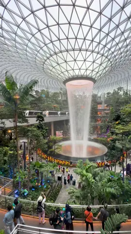 Bandara Changi, Surga di Tengah Perjalanan!  Siapa bilang bandara cuma tempat transit? Changi Airport Singapura membuktikan sebaliknya! Dengan HSBC Rain Vortex, air terjun indoor tertinggi di dunia yang memukau setiap mata, serta koneksi SMRT langsung & super nyaman, bandara ini bukan sekadar gerbang, tapi juga destinasi wisata kelas dunia.  Tak heran kalau Changi selalu jadi bandara terbaik di dunia – menggabungkan seni, teknologi, dan keindahan alam dalam satu atap!  #ChangiAirport #HSBCRainVortex #JewelChangi #WorldBestAirport #ExploreSingapore  