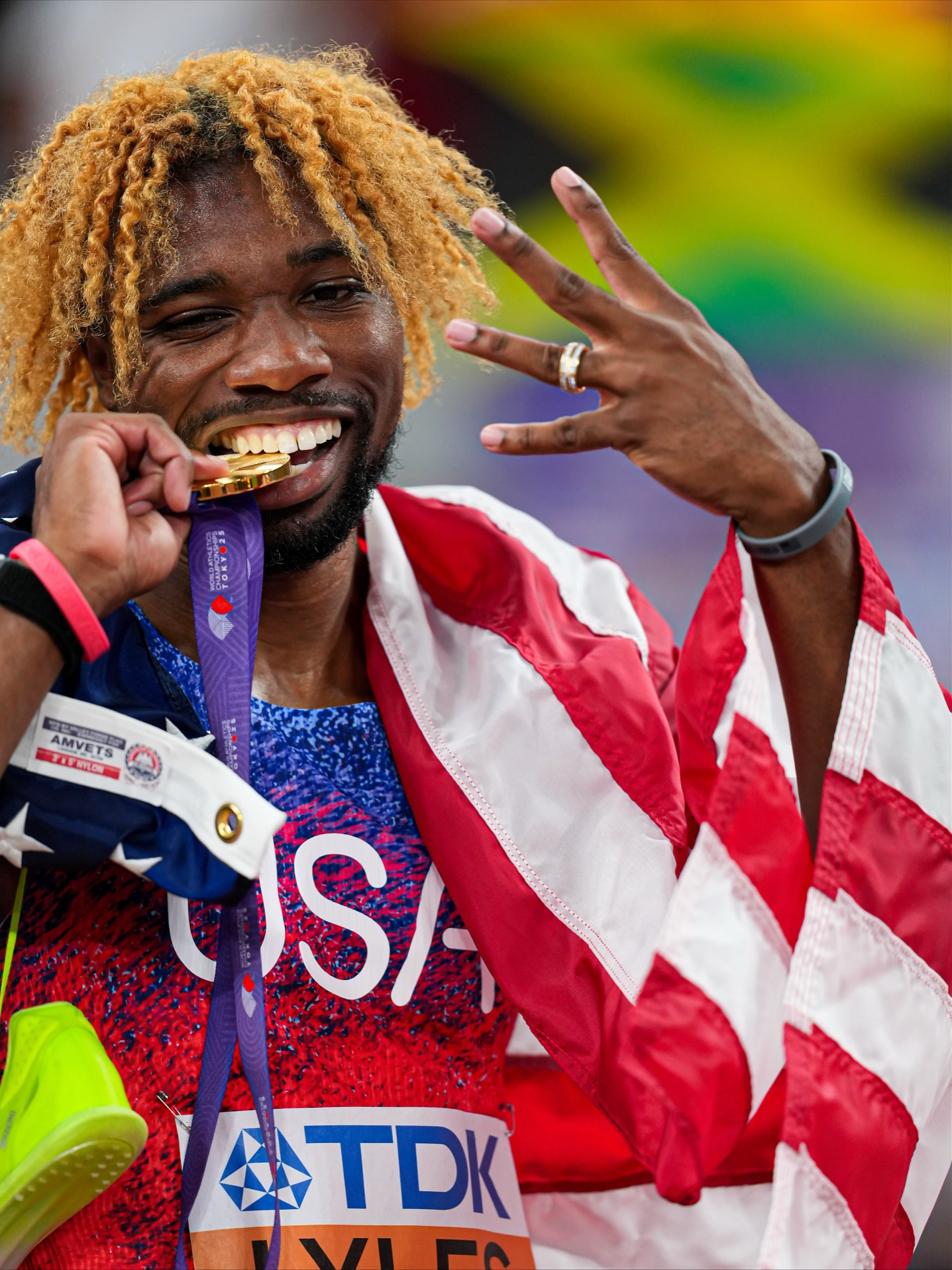 Noah Lyles proves once again why he’s the king of the 200m! At the 2025 World Athletics Championships in Tokyo, Lyles stormed to victory in 19.52 seconds, claiming his fourth consecutive world title at this distance. After missing out on defending his 100m crown earlier in the championships, Lyles bounced back in style matching Usain Bolt’s record of four straight world 200m titles. 🇺🇸 #NoahLyles #WorldAthletics #200mFinal #Tokyo2025 #TrackAndField #Sprint #AthleticsNews