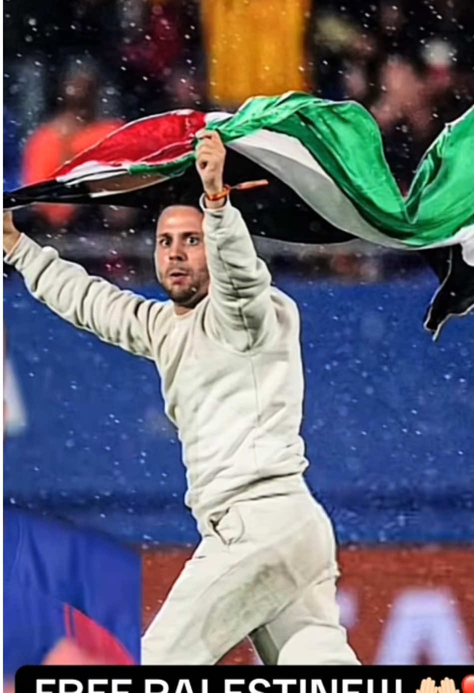dengan penuh semangat dan percaya diri, seorang fans Barcelona berlari ke lapangan stadium Estadi, Spanyol sambil mengibarkan bendera Palestina, ditengah laga Barcelona FC vs Getafe (Senin 22 Sept. 2025). ini sekaligus memberikan pesan kepada semua orang, supaya tidak lelah menyuarakan kemerdekaan untuk Palestina. #barcelona 