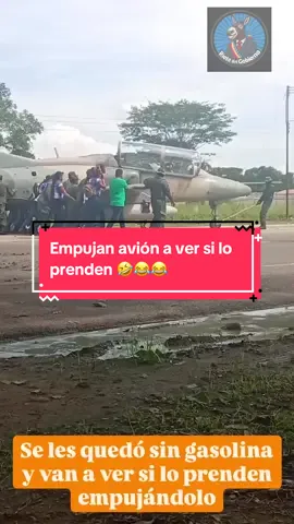 En otra de las sesiones de infinito humor que nos presenta el chavismo, vemos como se les apagó un avión de combate y pusieron a los gorgojeros a empujarlo a ver si lo prendían.