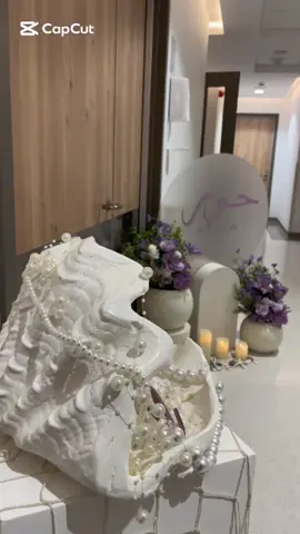 تنسيق استقبال بيبي حور💜🐚 تنسيق الاصداف واللولو 🐚🫧داخلي وخارجي عند باب الغرفه ب(١٥٠٠) التنسيق الداخلي يشمل: 🐚🫧طقم طاولتين عريضه للتوزيعات وباقي التفاصيل 🐚🫧طاولتين صغيره جانبيه 🐚🫧ستاند منسق بورد حسب اللون المطلوب خلفي بعرض الطاوله الخلفيه 🐚🫧اسم للمولوده او المولود ثري دي داخل القوقعه 🐚🫧اصداف ومرجان وتفاصيل تخص الثيم  🐚🫧شموع بالبطاريه وحصى واصداف 🐚🫧٤فازات ورد 🐚🫧٦مناديل رول و١٢ثيم للمويه بثيم خاص بإسم المولود التنسيق الخارجي يشمل: 🐚🫧ستاند حسب العباره المطلوبه او الثيم المطلوب مع تنسيق ورد 🐚🫧فازة ورد كبيره وصغيره 🐚🫧شموع بطاريه مع حصى واصداف **التوزيعات ماتشمل السعر/درزن التوزيعات بالتغليف ١٣٠ريال الايجار/ من يوم ل٣ايام في المستشفى الحجز بدفع عربون نص المبلغ والباقي بعد ماتشوفي كل التجهيزات #حركة_إكسبلور #استقبال_ولاده #استقبالات_مواليد #تنسيق_استقبال_مولود #استقبال_مولود 