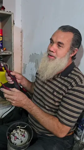 التواضع والرجوله والمواقف الوطنيه ما يغلبهم حد بعد انتشار قصته الملهمة في الإعلام كونه فاقدا للبصر هو وابنائه الاربعة ويكافح من أجل لقمة العيش الشريفة الفريق أول ركن خالد حفتر رئيس الاركان العامة بالقوات المسلحة : يقوم بزيارة الى محل الحاج فاروق بالراس علي #رئاسة_الاركان_العامة_للجيش_الليبي #التواضع_من_محاسن_الاخلاق #جبر_الخواطر #الفريق_خالد_حفتر #ليبيا_طرابلس_مصر_تونس_المغرب_الخليج❤️🦅 