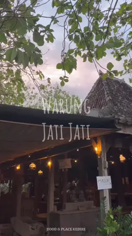 ✨ Warung Makan Jati Jati ✨🌿 Ada kalanya kita merindukan cita rasa sederhana dari masakan rumahan dan suasana teduh yang menenangkan. Di Jati Jati, kerinduan itu bisa terobati. 🍲 Dengan nuansa lawasan yang sejuk dan pilihan minuman klasik tempo dulu, setiap hidangan menghadirkan kehangatan yang mungkin mengingatkan kita pada rumah nenek tercinta. 🥤💛 📍Jl. KH Agus Salim Gg IX, Kota Kediri (dekat GOR Jayabaya) 🌱 Info lebih lanjut: @jatijati_ #kedirikuliner #jajankediri #kulinerkediriraya #kediri24jam #kediritiktok 