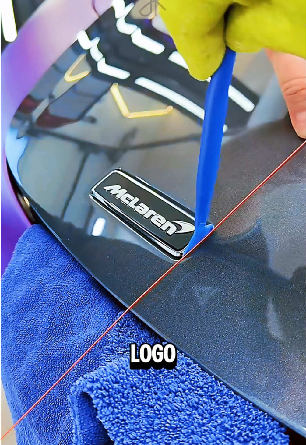 Pria Ini Menyongkel Logo Mclaren😳