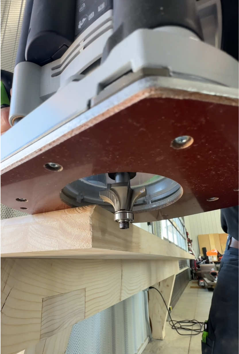 Putting a round over edge on the butcher block with the @Amana_Tool_Europe 4 blade 1/2” carbide tip round over bit 