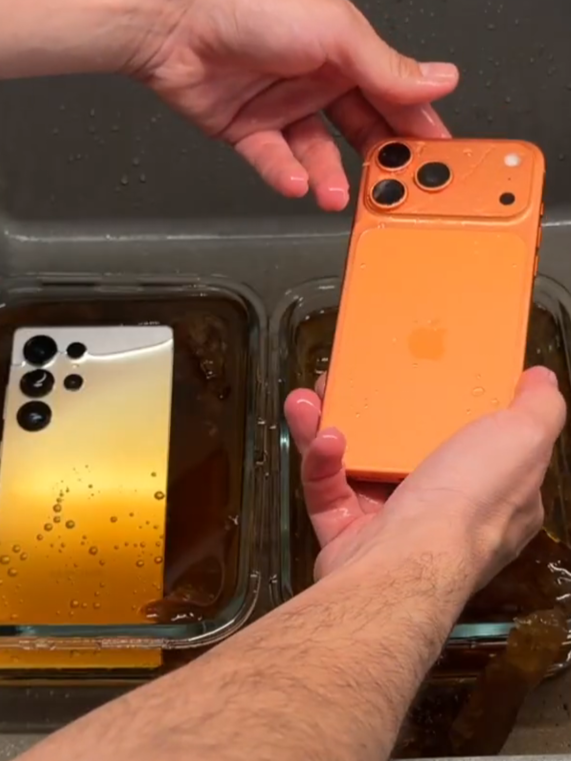 iphone 17 pro max VS galaxy S25 Ultra cocacola freeze test #iphone #apple #iphone17promax #samsung #galaxy #galaxys25ultra  #smartphone 