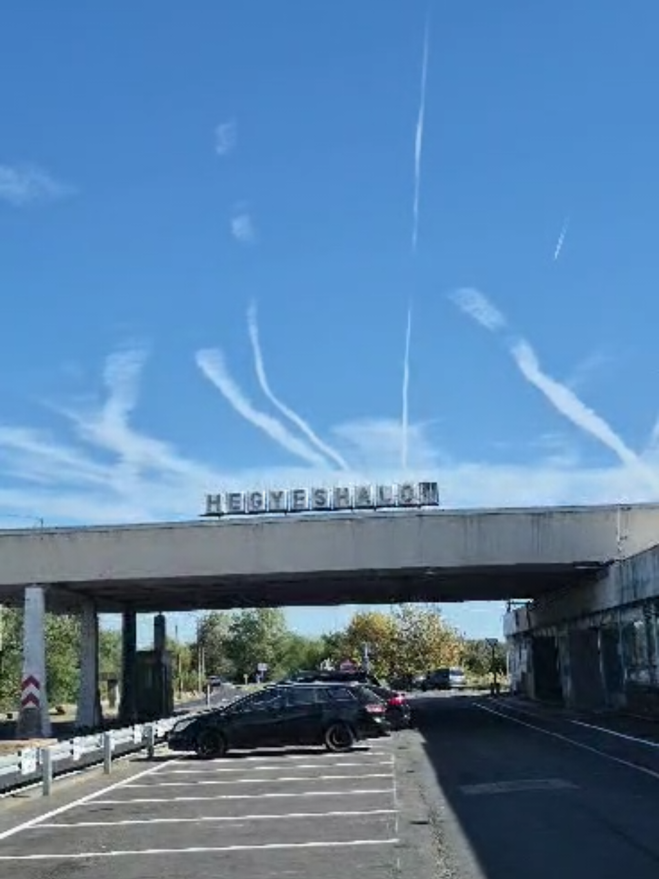 Lehet írni a tudományos magyarázatokat, miután meg kapja az ember a konteós hülyegyerek címet.