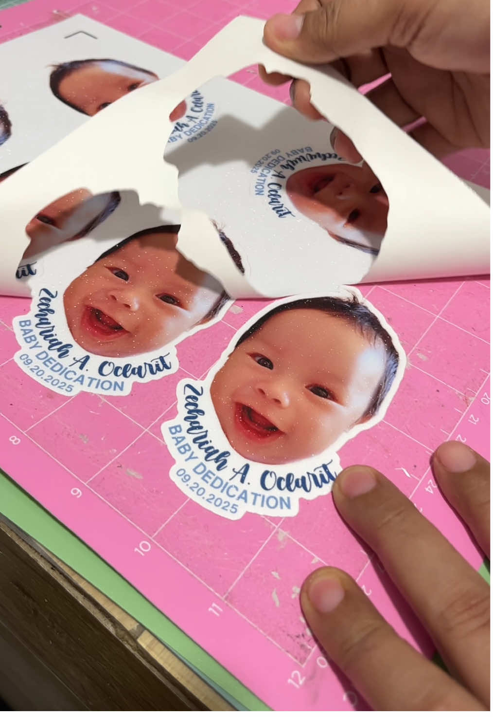 Making face cut out magnets for little Zech’s dedication day! Thanks @𝚜𝚑𝚊𝚗𝚎 𐙚 ̊ #refmagnets #printingmomentsph #facecutout #babydedication 