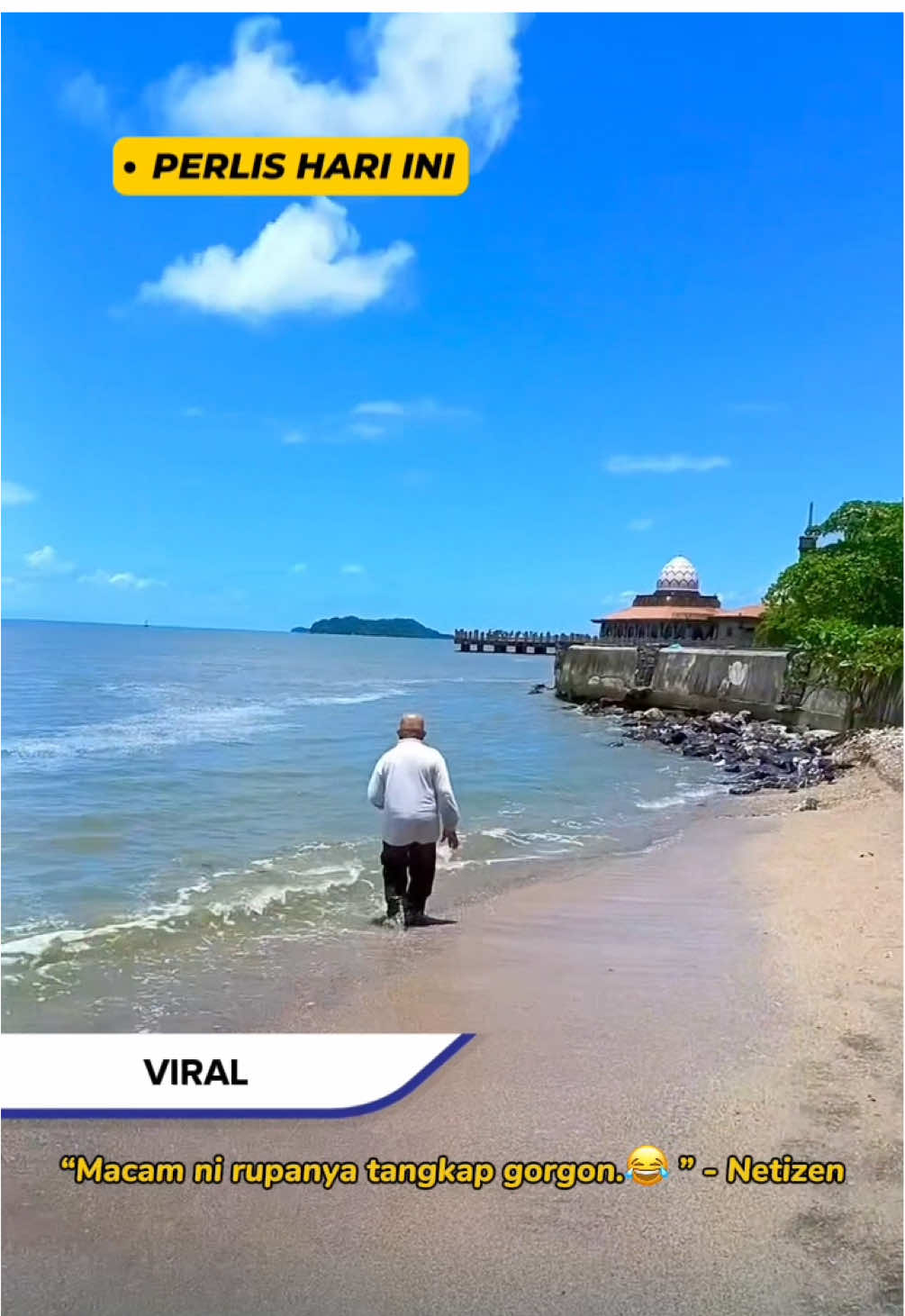 Gelagat seorang pakcik tangkap belangkas tepi laut Kuala Perlis tarik perhatian netizen. 🎥: OriginalJoranPerlis