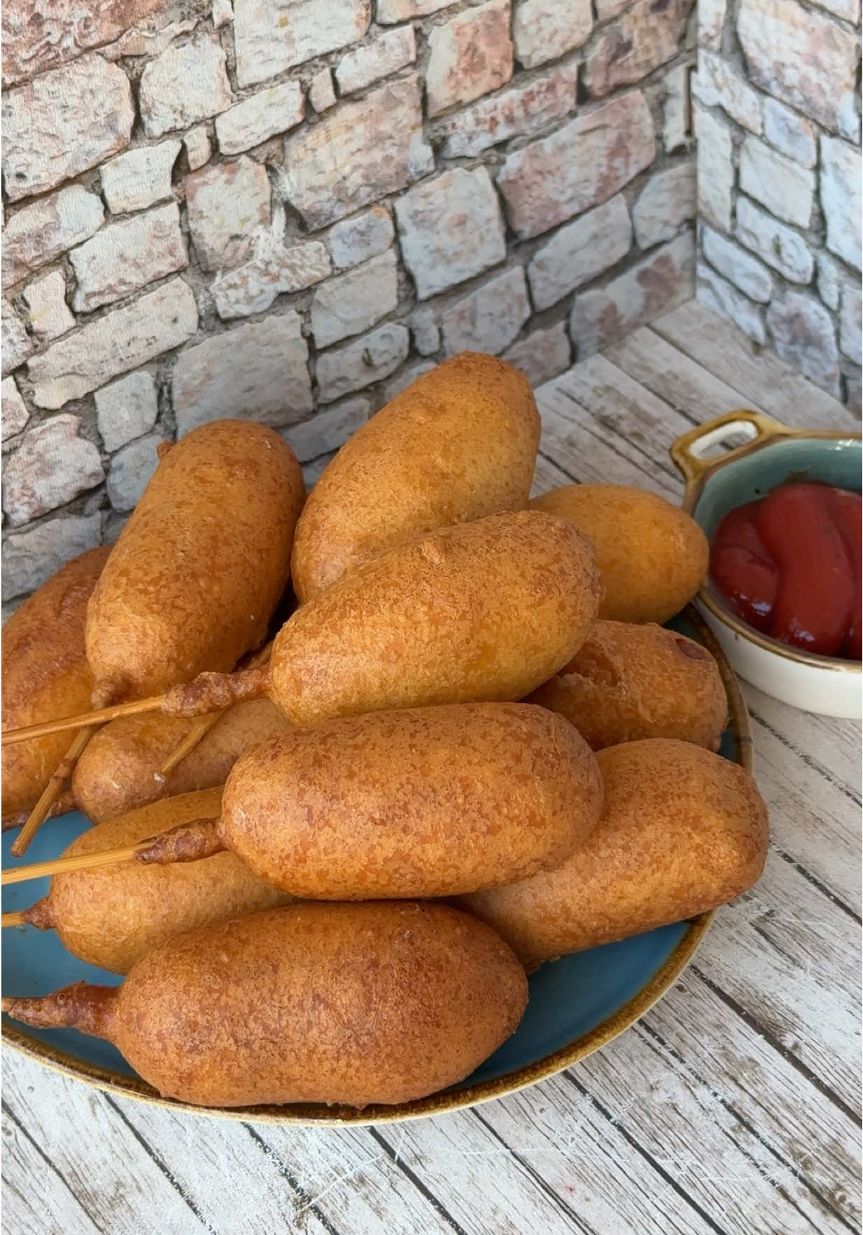 #քորնդոգ#корндог#corndog #🔥🔥🔥👩‍🍳👩‍🍳👩‍🍳  բաղադրատոմս՝  📍կաթ՝1/2 բաժակ 📍ձու ՝1 📍աղ՝1 թ/գդ  📍շաքարավազ՝1.5 ճ/գդ 📍ալյուր ՝1 բաժակ 📍փխրեցուցիչ՝ 2 թ/գդ. 📍պապրիկա