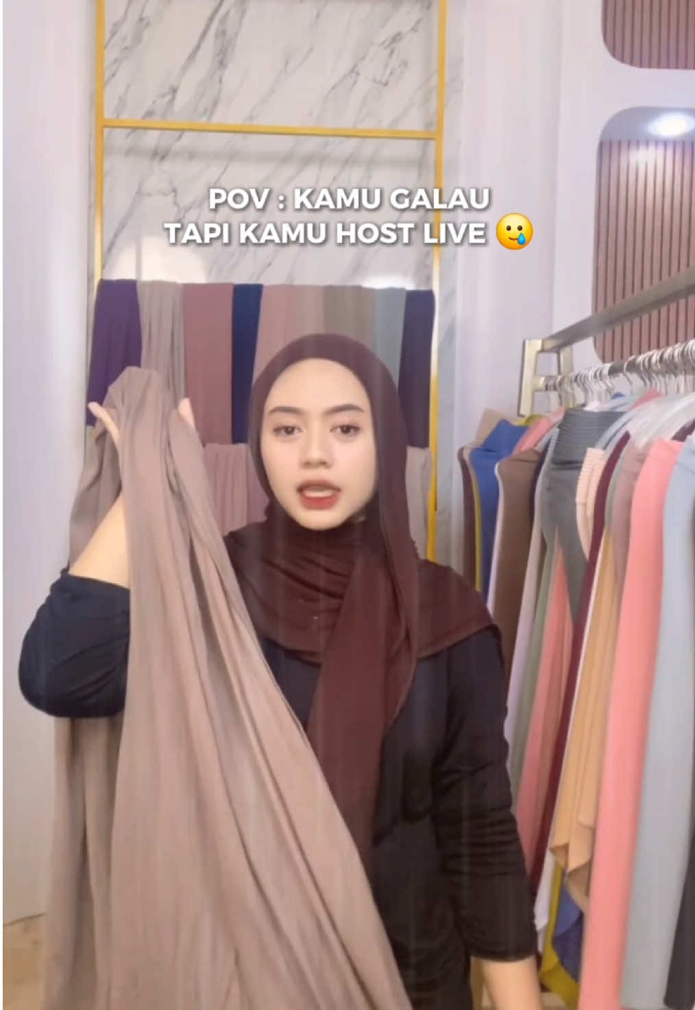 Tetap harus professional ditengah gempuran ketidakstabilan 🥹👀 Relate ?😌 #HijabbyYoura #hijab #hostlive #brokenheart 