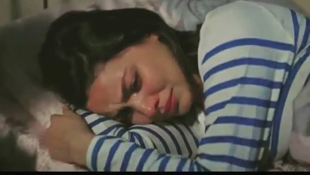 احساس انك مخنوق من الدنيا كلها حتي نفسك مخنوق منها  مش حاسس بالحياه عارف كمان لما تقول اهي عيشه والسلام عارف لما تدخل اوضتك وشريط حياتك يمر قدامك تقوم الدموع مغرقه وشك وتنام وانت مش حاسس بنفسك من كتر الوجع عارف كمان لما قلبك يوجعك من العياط وتنام  وتقوم تاني يوم بضحكه كدابه اللي علي وشك علشان محدش يقولك مالك وهيبقي الرد فيها الاخر معلش دا أصعب  احساس في الدنيا انك شبه عايش بس ميت من جوا 💔💔