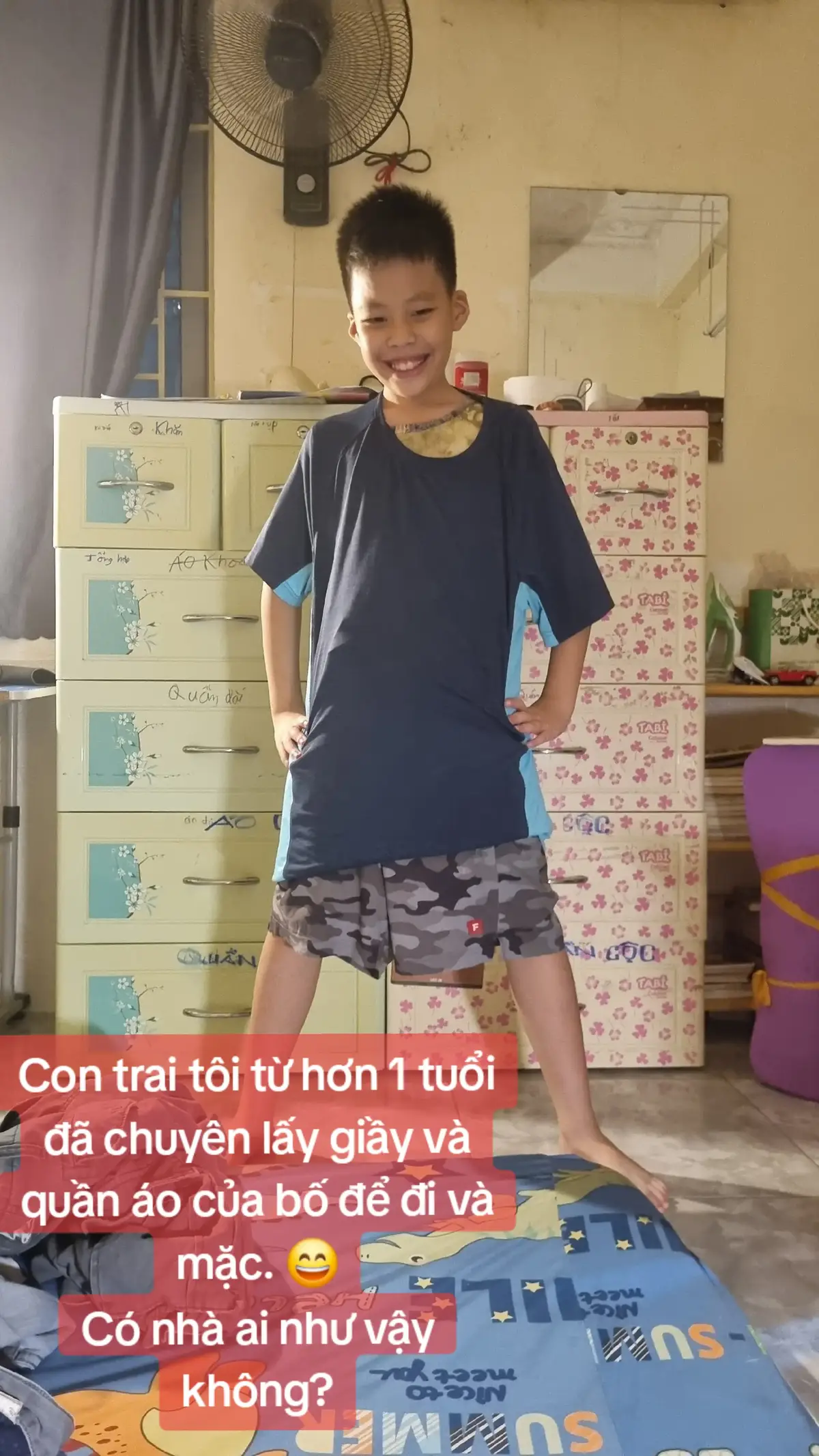 Con trai tui từ hơn 1 tuổi đã chuyên lấy giầy và quần áo của bố để mặc. 😄 Có nhà ai như vậy không?