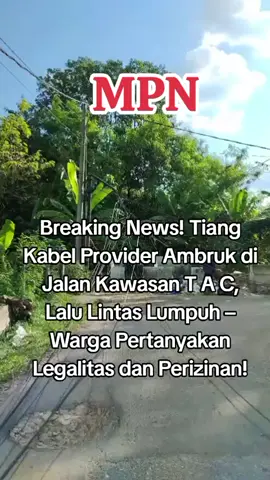 JAMBI.MPN – Kekacauan besar melanda Jalan TAC Kota Jambi sore ini. Sebuah tiang penopang kabel provider telekomunikasi patah dan ambruk akibat tidak mampu menahan beban kabel optik yang semrawut dan bertumpuk pada satu titik.Senin 22 September 2025 Ambruknya tiang tersebut membuat puluhan kabel berserakan di badan jalan hingga menyebabkan mobil tidak bisa melintas. Warga sekitar pun dibuat resah karena aktivitas lalu lintas terhambat total. “Ini sudah seperti benang kusut, bukan lagi kabel. Sekarang jalan mati total, kami yang jadi korban,” keluh seorang pengendara yang terjebak di lokasi. Ironisnya, hingga pukul 16.30 WIB, belum ada satu pun tindakan dari pihak provider maupun dinas terkait. Kabel dibiarkan berserakan, menimbulkan risiko kecelakaan dan potensi bahaya lebih besar jika ada kabel bertegangan listrik yang ikut terhubung. Lebih jauh, peristiwa ini menimbulkan pertanyaan serius: apakah penempatan dan penarikan kabel provider tersebut memiliki izin resmi dari pemerintah daerah dan instansi berwenang? Atau justru dilakukan secara asal-asalan tanpa memperhatikan standar keselamatan publik? Pakar tata ruang menilai, kondisi kabel optik yang semrawut dan tidak teratur menunjukkan minimnya pengawasan serta lemahnya penegakan aturan. “Setiap pemasangan kabel wajib ada izin penempatan jaringan utilitas dan standar teknis. Kalau sampai satu tiang dipaksa menahan beban puluhan kabel, jelas itu melanggar kaidah teknis dan bisa dipersoalkan secara hukum,” tegas seorang pemerhati infrastruktur. Warga mendesak Pemkot Jambi, Diskominfo, dan Dinas Perhubungan untuk tidak tinggal diam. Jika benar pemasangan kabel tidak sesuai aturan, maka pihak provider bisa dikenakan sanksi administratif hingga pencabutan izin operasional, bahkan berpotensi diproses hukum jika terbukti lalai dan merugikan masyarakat. Kasus ambruknya tiang kabel di Jalan TAC ini membuka fakta mencolok: semrawutnya kabel optik di Jambi ibarat “bom waktu” yang siap memakan korban. Pertanyaannya, beranikah pemerintah menindak tegas provider nakal yang bermain-main dengan keselamatan publik? (Susi Lawati) #lingkungan  #video  #tiktokviral  #brekingnews  #kotajambi 