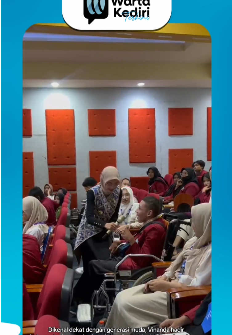 Surabaya, 22 September 2025 — Suasana Ospek Fakultas Keguruan dan Ilmu Pendidikan (FKIP) Universitas Muhammadiyah Surabaya, Senin, mendadak jadi sorotan. Bukan karena atribut ospek atau jargon-jargon khas mahasiswa baru, tapi karena kehadiran sosok tak biasa Wali Kota Kediri, Vinanda Prameswati. Dikenal dekat dengan generasi muda, Vinanda hadir bukan sekadar memberi sambutan formal. Ia datang sebagai tamu undangan sekaligus pembicara  dalam kegiatan ospek mahasiswa baru 2025. Tapi yang bikin suasana makin hidup adalah sesi dialog terbuka yang ia pimpin sendiri. Dan di sinilah segalanya jadi lebih menarik. Salah satu mahasiswa mengangkat isu yang cukup “berani”: soal perundungan di lingkungan kampus. Vinanda  menyambut pertanyaan itu dengan serius dan terbuka. Ia menegaskan bahwa mencegah perundungan tidak cukup hanya dengan aturan keras. 