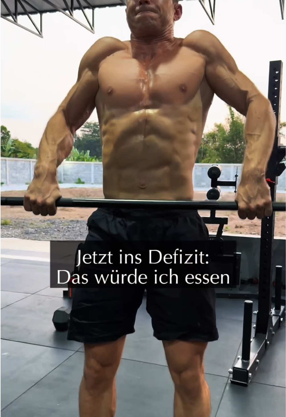 So würde ich meinen Tag im Kaloriendefizit gestalten, wenn ich Fett abnehmen wollen würde:  Frühstück: – Skyr + Haferflocken + Obst oder – Eier mit Protinella & Gemüse Mittagessen: – Linsensalat mit Feta oder – Kichererbsensalat mit Mozzarella oder – Reis mit Hackfleisch Snack: – Körniger Frischkäse (light) + Honig + Banane oder – Proteinshake  Abendessen: – Steak + Gemüse + Kartoffeln oder – Fischfilet + Spinat + Reis Wichtig: Ich würde sehr auf die Ölmenge beim Kochen achten.  Mit diesen Gerichten hätte ich mindestens 200g Protein am Tag & würde mit meinem aktuellen Training in einem Monat ca 3-4kg Fett verlieren.