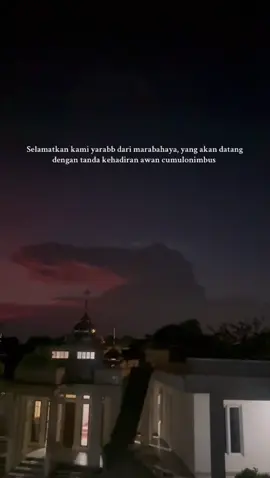 Hari ini bandung  adanya tanda Awan cumulonimbus (Cb) adalah jenis awan badai yang menjulang tinggi, padat, dan berpotensi menimbulkan cuaca ekstrem seperti hujan lebat, petir, angin kencang, hingga hujan es dan tornado. Awan ini terbentuk karena adanya ketidakstabilan atmosfer yang menyebabkan udara hangat naik secara konvektif, membentuk awan kumulus terlebih dahulu sebelum berkembang menjadi bentuknya yang ikonik menyerupai bunga kol yang menjulang tinggi #bandunghariini #awancomulonimbus 