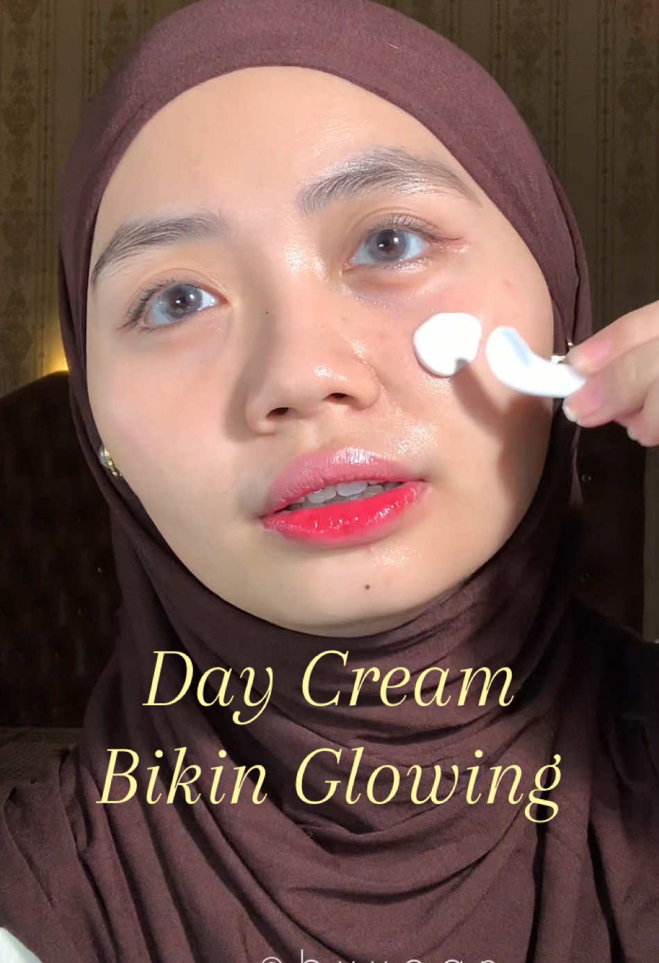 Tebak aku pakai apa? day cream, tapi teksturnya enak banget! ringan, tone up dan gak abu-abu🤍 ini aku pakai day creamnya dari fav beauty ya ✨ #skincareroutine # brighteningseries #viral #reviewskincare #kulitcerah 