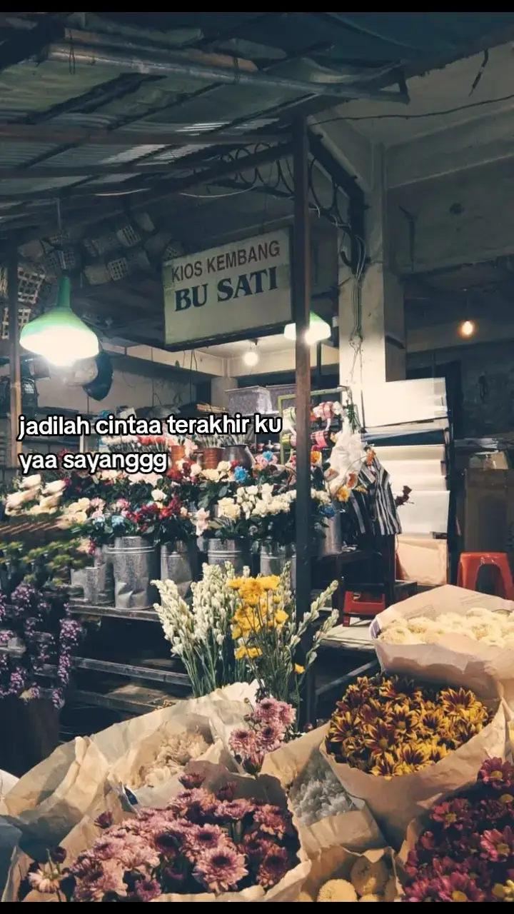 Bahan-bahan : Bahan baso aci: 500 gr kanji/tapioka 250 gr terigu 600 ml air (3gelas belimbing) 1 sdt merica bubuk 9 siung bawang putih 3 saset kaldu bubuk(royco ayam) 3 batang daun bawang(optional) Kuah: 5 siung bawang merah 4 siung bawang putih 7 biji cabe rawit(sesuai selera) 7 biji cabe merah keriting 2 cm kencur 2 sdm gula pasir 2 liter air Pelengkap: Jeruk limau/jeruk nipis Pilus Bon cabe Cara Membuat : 1.Bikin baso acinya dulu campurkan bumbu halus bawang putih garam dan merica dengan terigu dan air sampai merata lalu masak sampai kental 2.Tuang kanji ei baskom ditambah kaldu bubuk dan irisan daun bawang. Lalu tuang adonan terigu. Uleni lalu bentuk bulat² 3.Rebus baso aci dengan air mendidih dicampur minyak goreng supaya tidak lengket. Sudah matang semua tiriskan. 4Haluskan bumbu kuah..lalu tumis hingga matang. Tambahkan air. Maska hingga mendidih. Tes rasa. Boleh dikreasikan sesuai selera. 5.Tuang boci dimangkuk..siram kuah 6.Tambahkan bon cabe. Pilus. Dan perasan jeruk nipis lebih mantap.. 7.Campur semua dan baso aci siap disantap.  #quotes #fyp #4u #xyzbca #foryou 
